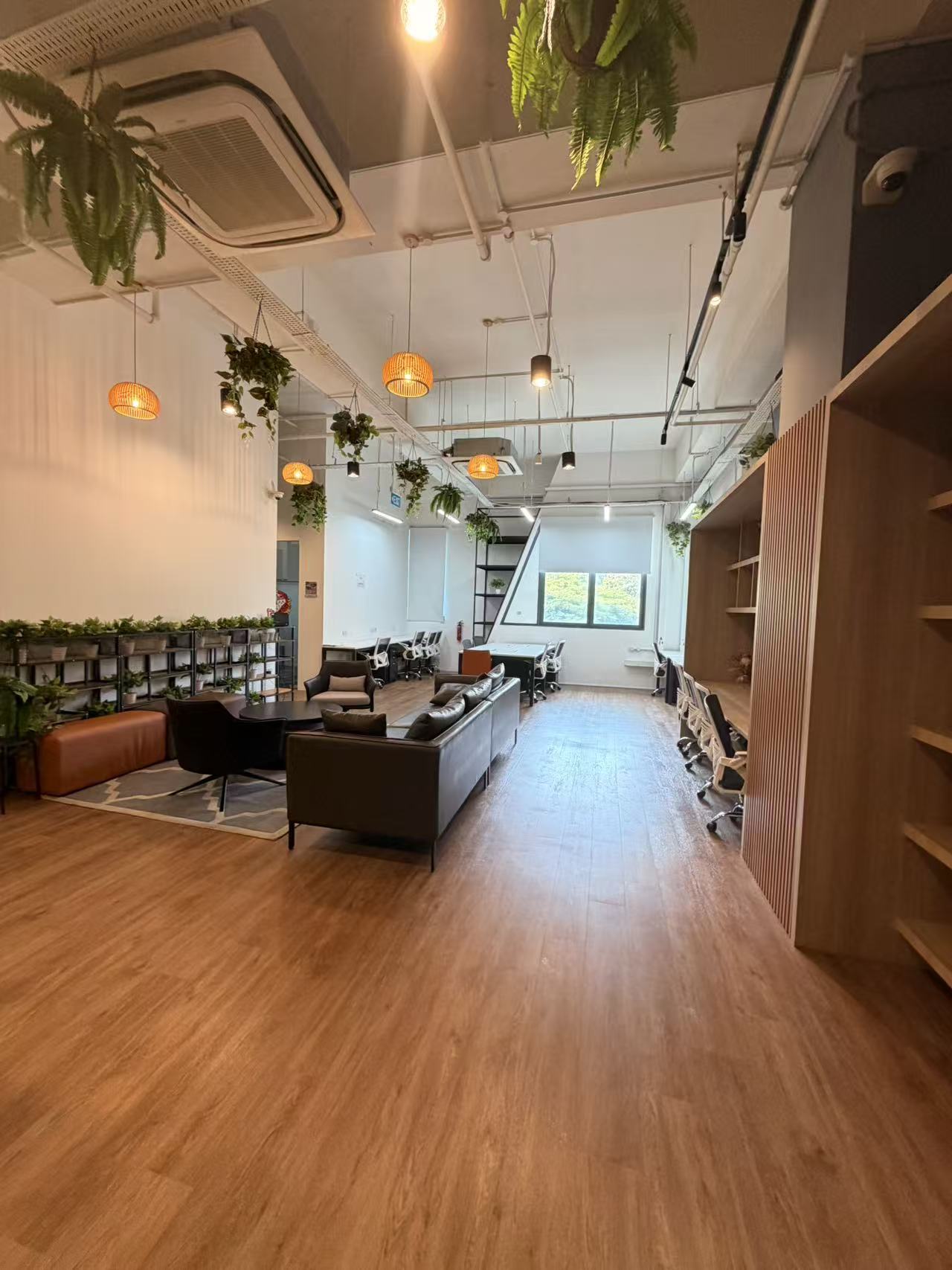 爱恩直播销售中心实景：休息区与工位